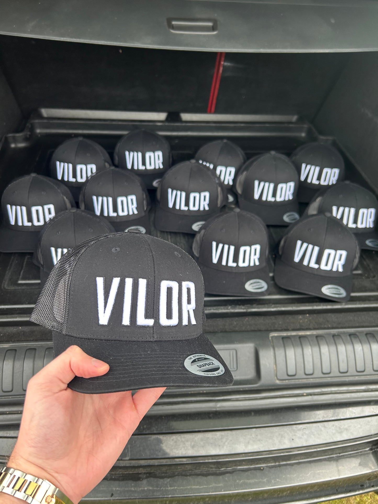BLACK/WHITE CAP