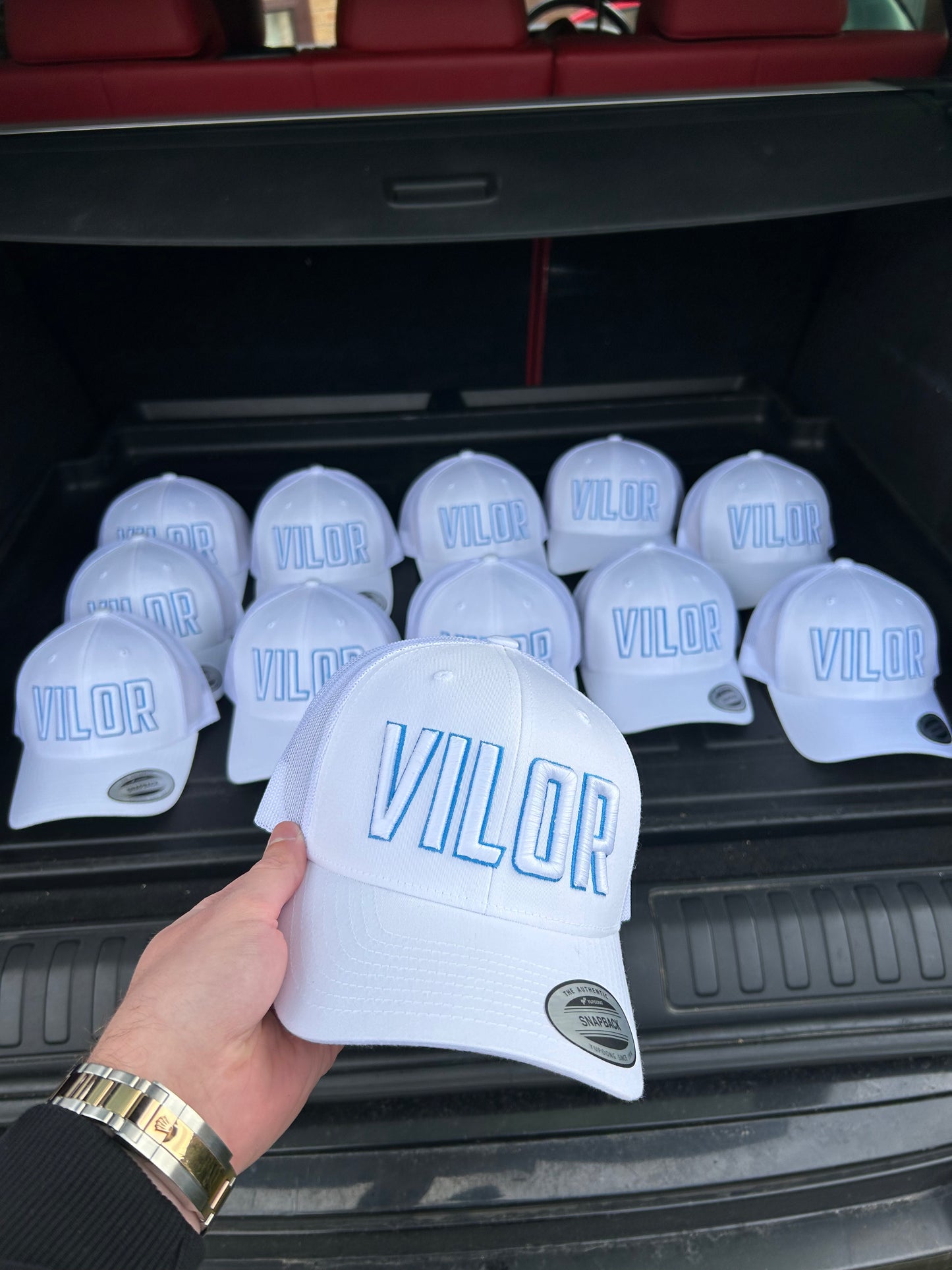 WHITE/BLUE CAP