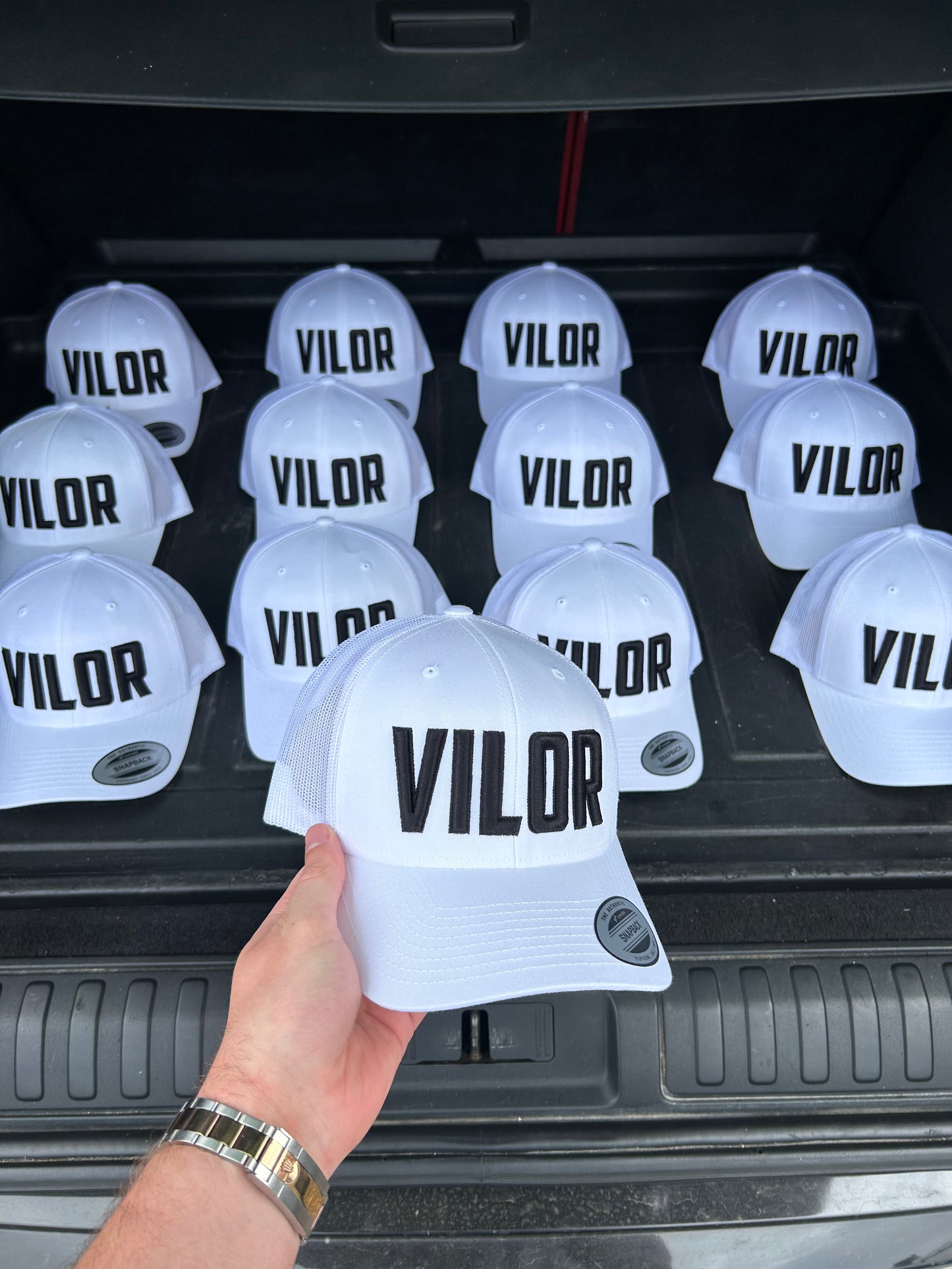 WHITE/BLACK CAP