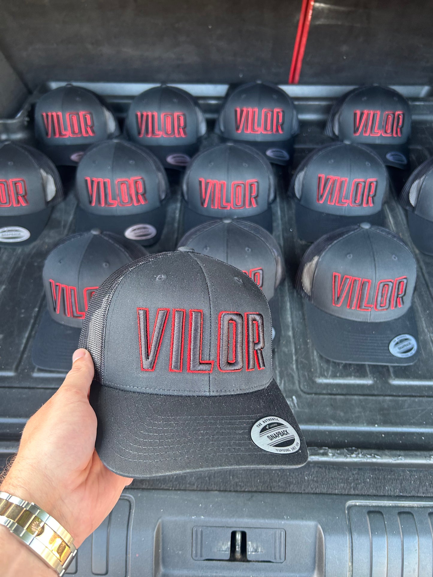 BLACK CAP RED OUTLINE